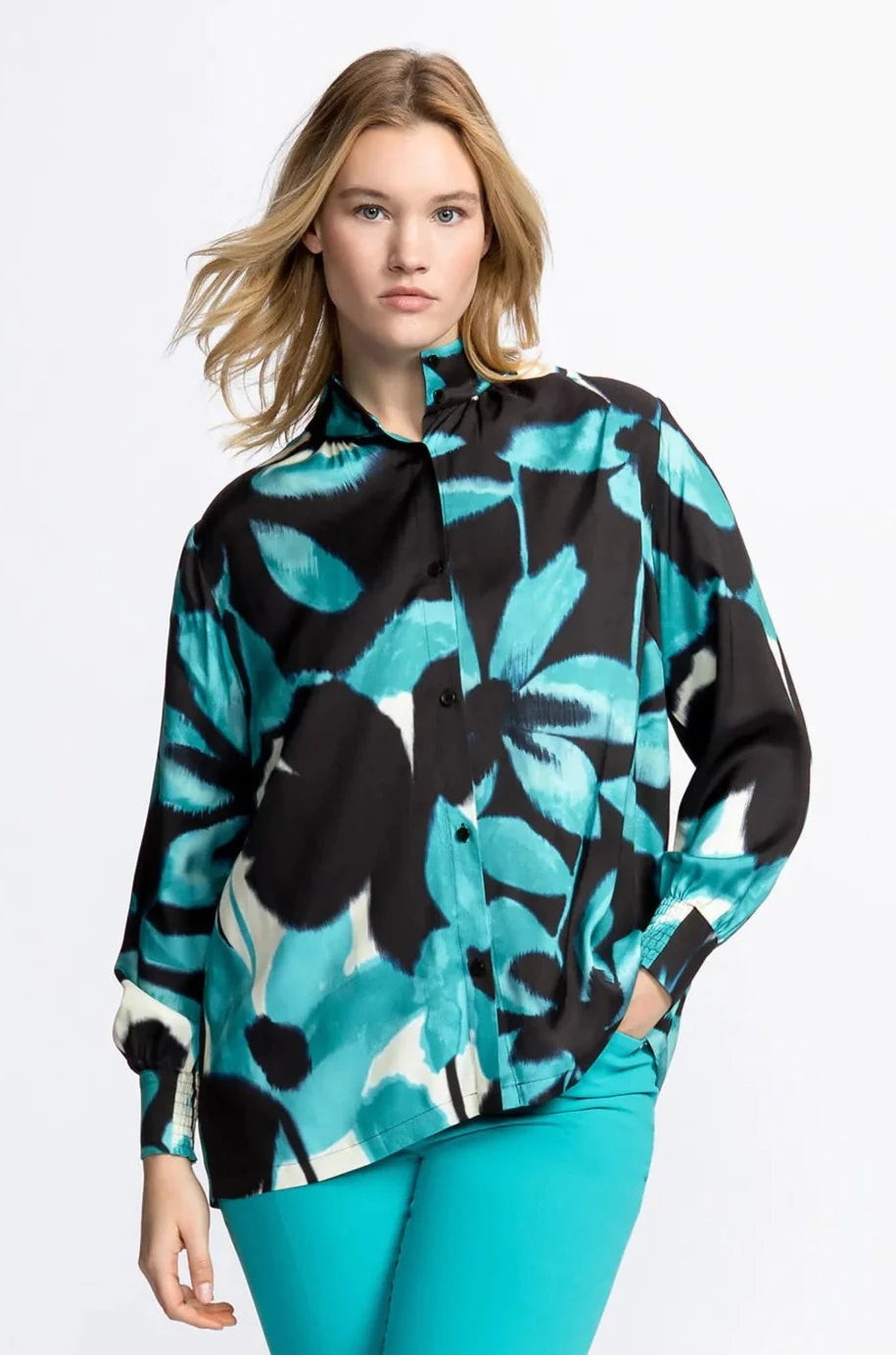 Timeless Elegance Redefined Poolblaue Bluse mit Blumendruck
