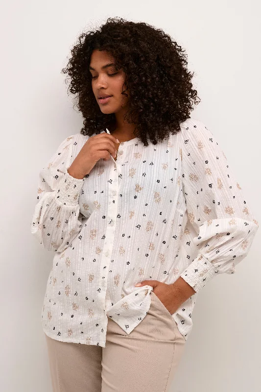 New Season Fashion Preview Ecrufarbene Bluse mit feinem Aufdruck